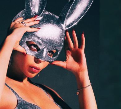 Гросу в сріблястому ліфчику стала сексі-зайчихою