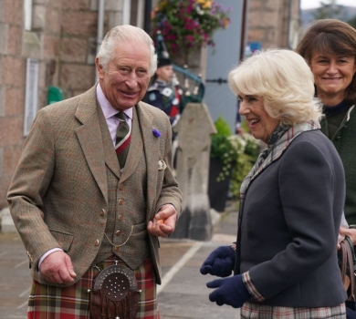 Король Чарльз у кілті стрівся з підданими в Шотландії