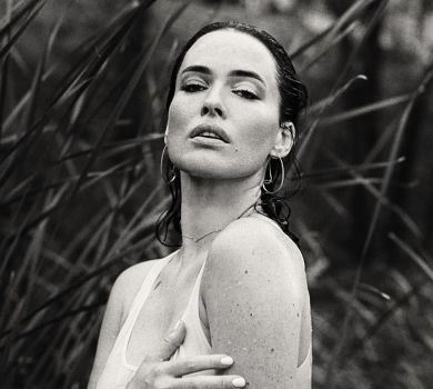 Астаф'єва посвітила мокрими цицями в стильному ч/б