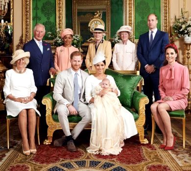 Сину Гаррі й Меган рік: палац архівними фото привітав правнука королеви, якого вона не бачила майже півроку