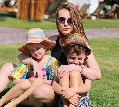 Камінська в ОАЕ показала цілуночки від дітей та себе у купальнику. ФОТО 