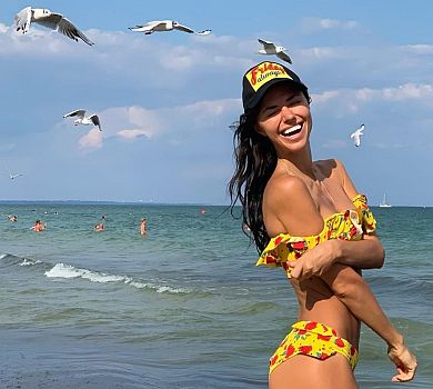 Пахлава і чайки: НеАнгел Віка попозувала в бікіні на одеському пляжі 