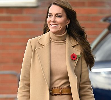 Міддлтон у монолуці кольору кемел пішла поспілкуватися з молоддю. ФОТО