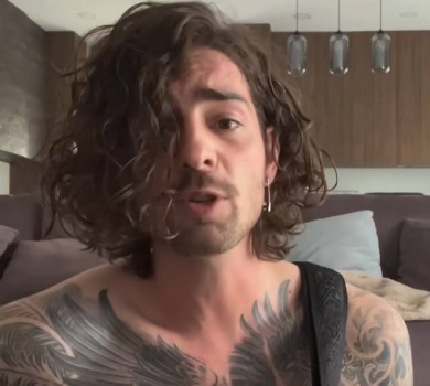 Дантес з голим торсом із нагоди 35-річчя заспівав про подарунок, який хоче отримати