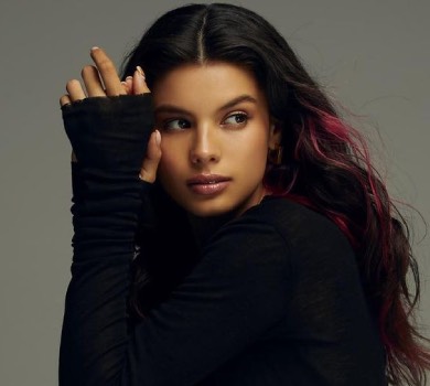 Корсет, розріз та жакет на голе тіло: Michelle Andrade посвітила принадами у гарячому фотосеті