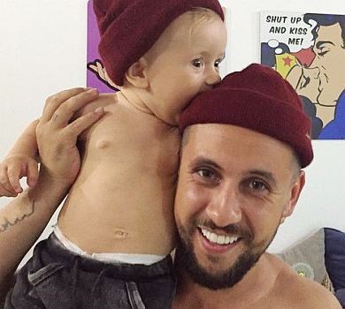 Татові сльози та зворушливі слова: Монатік із дружиною привітали сина з 5-річчям