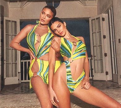 Сексі-сестрички Дженнер посвітили тілами в яскравих купальниках   