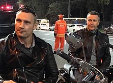 Як байкер Кличко у шкірянці столичні автошляхи інспектував