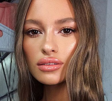 Українка притулилася до оголеного Роналду у рекламі його бренду 