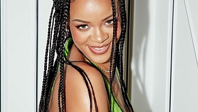 Спокусливий Грінч: Ріанна в ліфі та штанях посвітила стрункою фігуркою