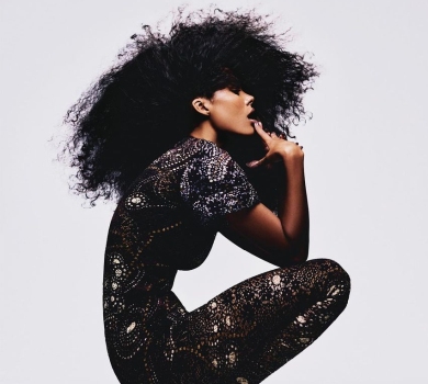 Динамічні пози та копиця волосся: Кунакі в ефектних луках покрасувалася у глянці