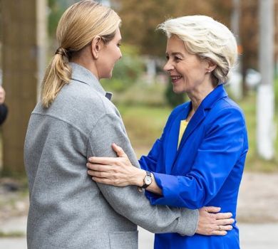 Зеленська у куртці-сорочці та голова Єврокомісії в жовто-синьому з'їздили до Ірпеня