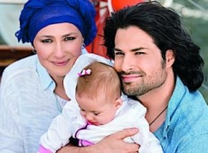 Мозгова показала вагітний живіт, дочку і волохатий торс чоловіка