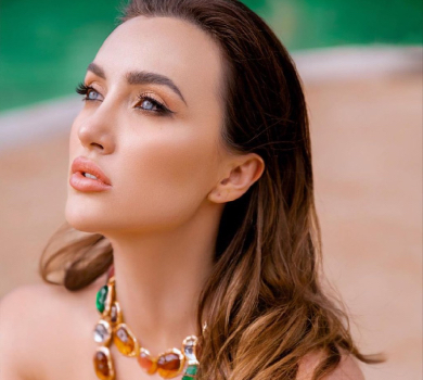 Різатдінова у прозорій сукні та боді посвітила фігурою на сходах у Барселоні