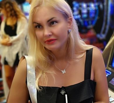 Камалія на круїзному лайнері показала рожеву елегантність з дочками 