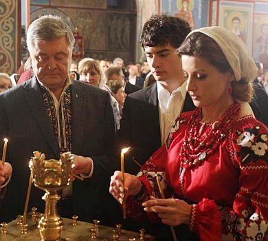 Молочно-червона Марина і картато-вишиванковий Петро: як Порошенки з Великоднем вітали