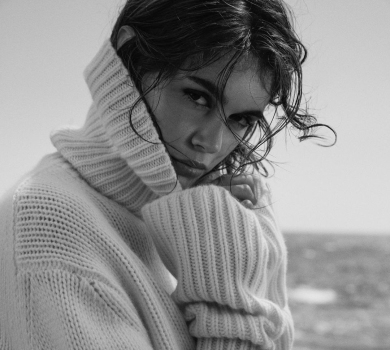 Донька Кроуфорд на тлі моря похизувалася стрункими ногами і луками власного дизайну