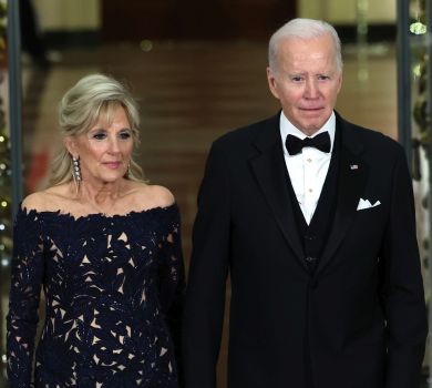 Джилл Байден із голими плечима та Бріджит Макрон у total white із розрізом: вбрання перших леді на прийомі в Білому домі