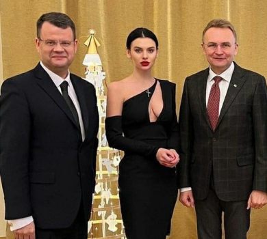 Циці з хрестиком: помічниця заступника міністра підірвала мережу зухвалим декольте на діловій зустрічі з Садовим. ФОТО