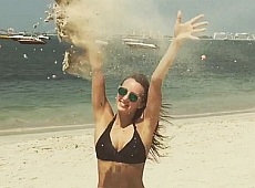 Гімнастка Різатдінова побавилася з піском на пляжі в Дубаї. ФОТО