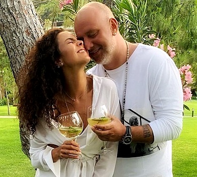 Медова романтика: Настя з Потапом показалися в білому та з винцем