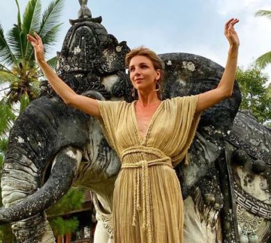 Сільченко у квітчастому купальнику підкорила хвилю на Балі. ВІДЕО