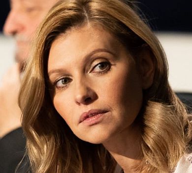 З квіткою на грудях: перша леді показала, в чому прилетіла до Японії 