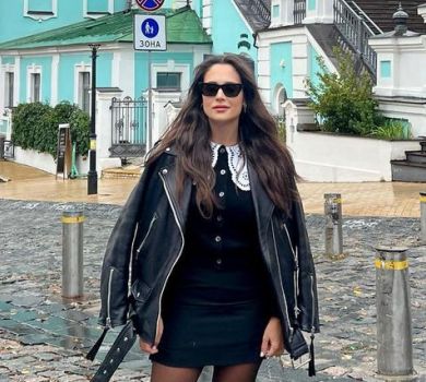 Донька мера Дніпра у чорно-білому міні та черевиках Prada попозувала в центрі Києва