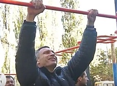 Кличко-сосиска: як дотепна жіночка мера на турніку випробувала. ВІДЕО