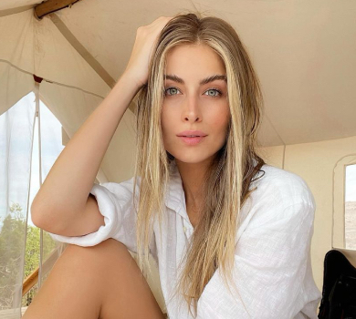 Онука Ротару у лосинах та чоботах попозувала з песиком на узбережжі