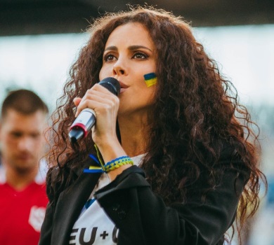 Каменських заспівала український гімн на благодійному матчі у Швейцарії. ВІДЕО