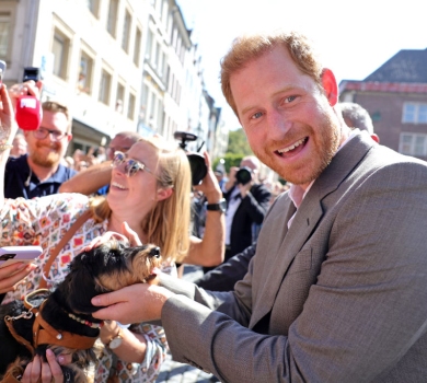 Селфі з фанами і жмакання песиків: принц Гаррі та Меган засвітилися в Німеччині