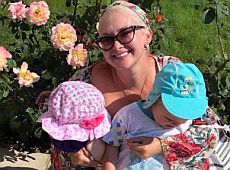 Бужинська зі своїми двійнятами пофестивалила у Болгарії. ФОТО