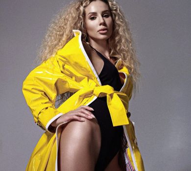 Лобода в купальнику та на шпильках посвітила стегнами з обкладинки російського глянцю 