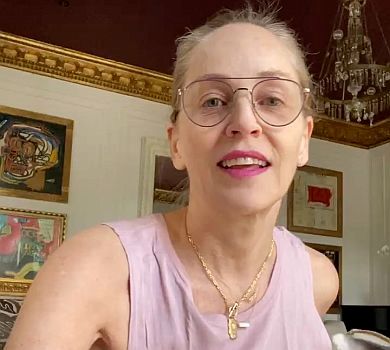 Шерон Стоун вийшла на балкон у трусах та закликала лишатися вдома