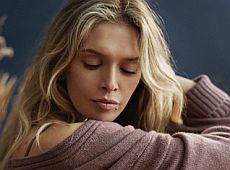 Брежнєва в російському глянці показала груди в еко-ліфчику. ФОТО