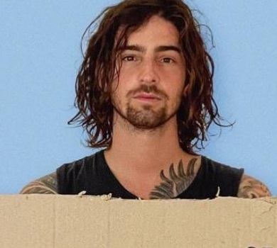 Без бойфренда, лиш квитки: Дантес заспівав про реалії кохання під час війни