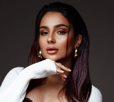 Облизала й надкусила: Трінчер в пристрасному спідньому повимазувалася тортом