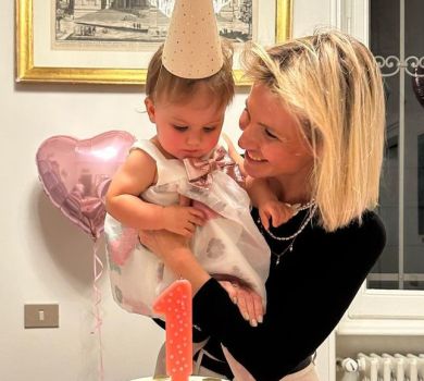 Сердечка, квіти і торт із бантиком: Юрушева влаштувала рожеве свято однорічній доні. ФОТО