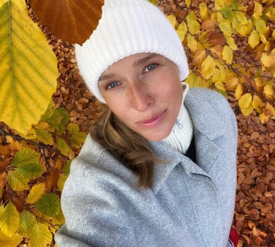 Осадча на тлі осінніх дерев поміркувала про сльози українців