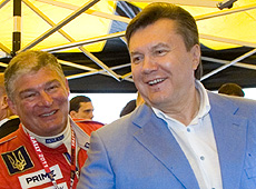 Янукович побував у пологовому і завів мотори в Ялті