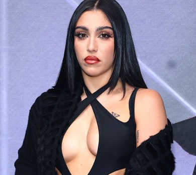 Розрізи і глибоке декольте: донька Мадонни у сексі-комбезі покрасувалася на хіднику. ФОТО