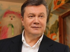 Янукович у 90-х скидався на гопника і змусив лизати собі руки