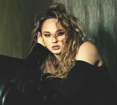 Білодід у боді й з пишними локонами показала звабливе тренування у новому фотосеті