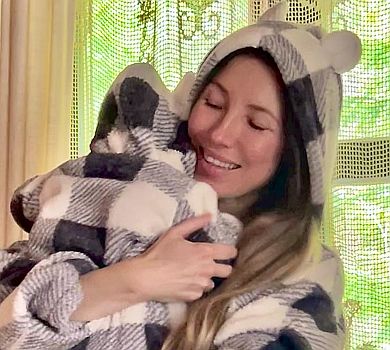 Невістка Ющенка показала картатий фемілі-лук з 5-місячним сином. ФОТО