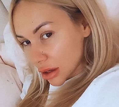 Морозюк зняла нарощені вії та заявила, що в неї один сосок темніший за інший 