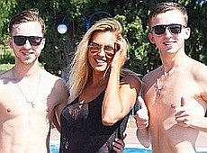 Клочкова у Криму розважається з молодиками. ФОТО 