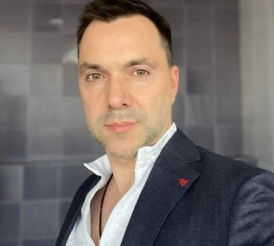 Нарцис Арестович заселфився у ванній з зубною щіткою