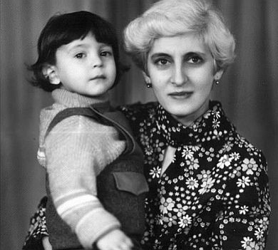 До Дня матері: Зеленський на руцях, Тимошенко в портреті і з портретом, історія про розбите серце Єфросиніної