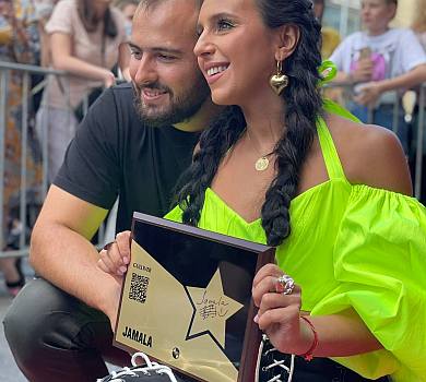 Джамала з чоловіком та синами відкрила іменну зірку у центрі Києва 